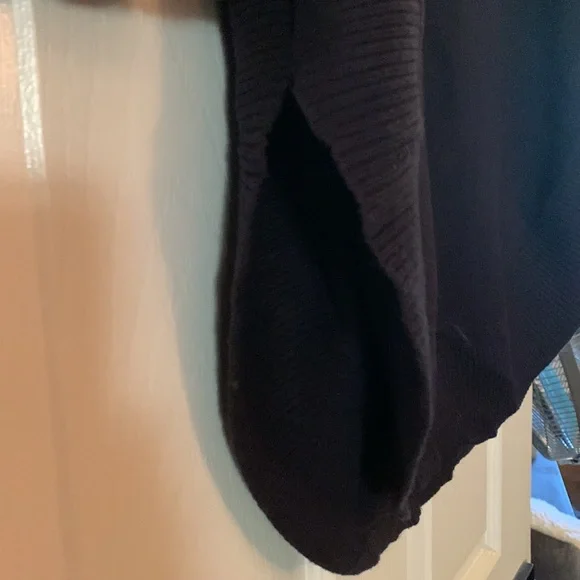 Express rounded hem top - Picture 3 of 8